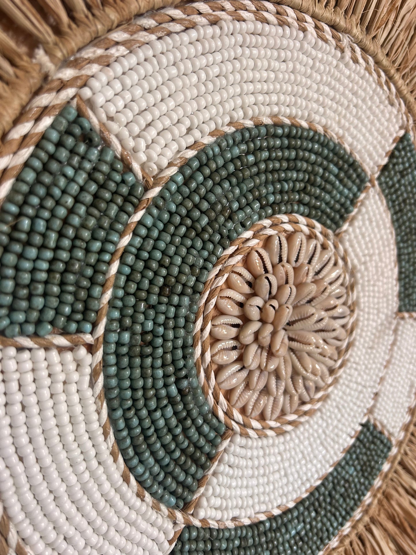 detail handgemaakt rotan wandbord Bali groen structuur